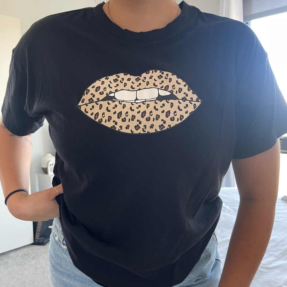 FOREVER 21 Leopard Lips T-shirt